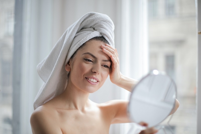donna-con-pelle-matura-allo-specchio-pearlage-cosmetic