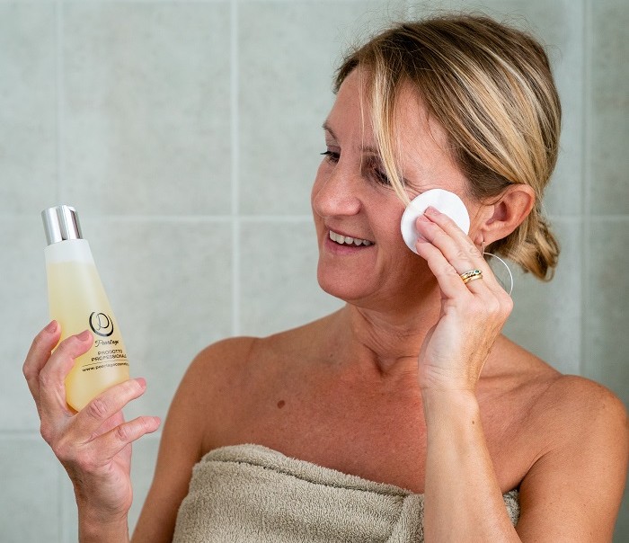 pulizia-viso-con-tonico-pearlage-cosmetic