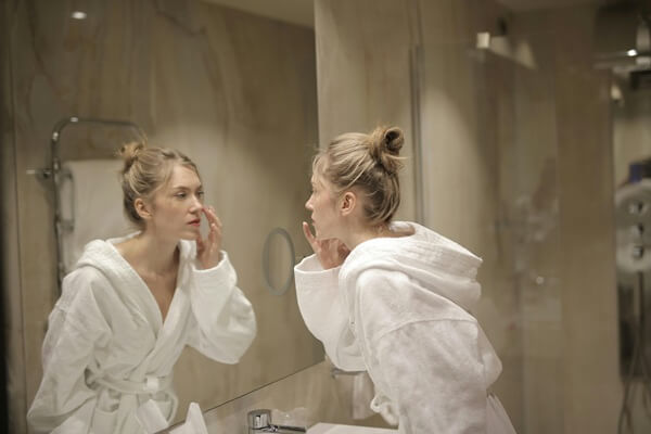 rughe-donna-allo-specchio-pearlage-cosmetic